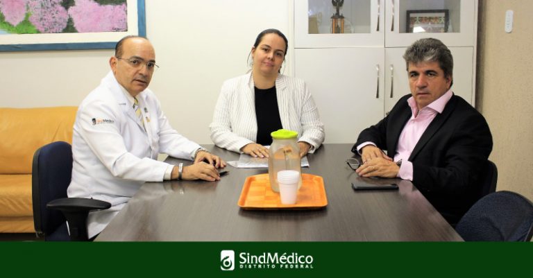 Dr. Gutemberg Fialho, Carlos Fernando e Marina da Silveira conversam no HMIB